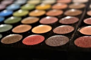 Der Fr&uuml;hling bringt nicht nur neue Energie, sondern auch neue Farben. Und genau diese Frische holen wir uns ins Gesicht: Mit leichten Texturen, soften Farben und ganz viel Glow.